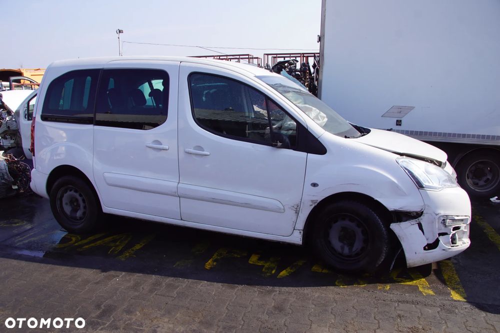 Auto na części - Peugeot Partner II Tepee Lift 1.6 HDI 99 KM BH02 20ET23 EWP 2016R Silnik Skrzynia Drzwi Błotnik Zderzak Lampa Lusterko Szyba Klamka Deska Kokpit Sterownik Moduł Czujnik Licznik Panel Kierownica - 2