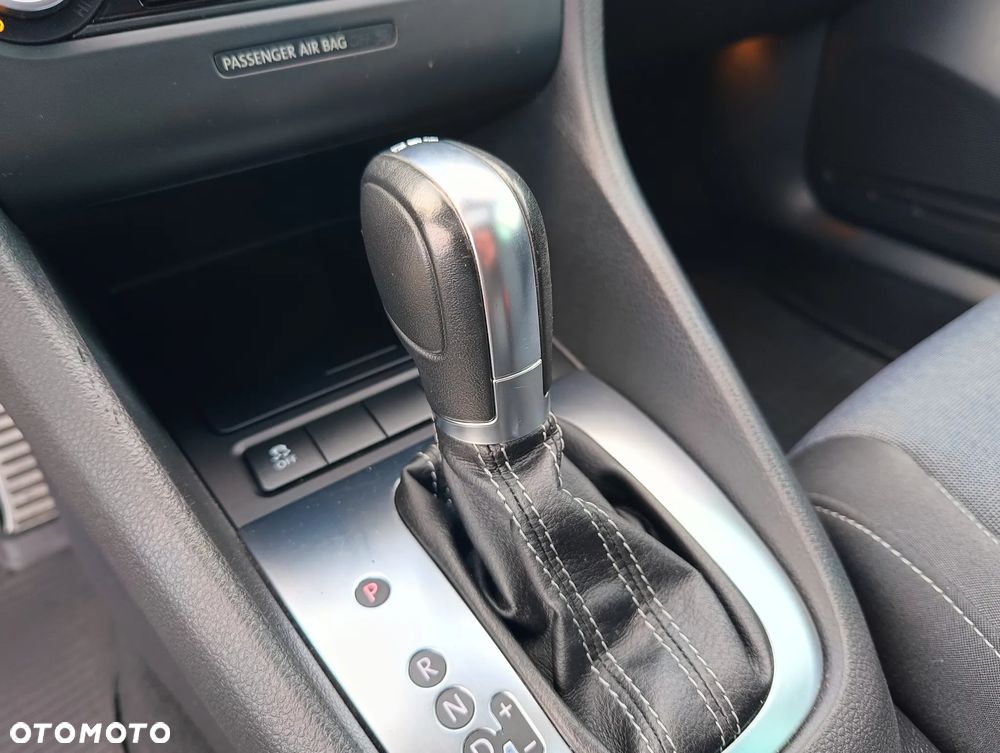 Volkswagen Golf 1.6 TDI DPF DSG Style - 32