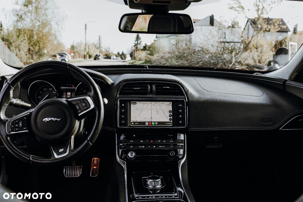 Jaguar XE 20d R-Sport - 23
