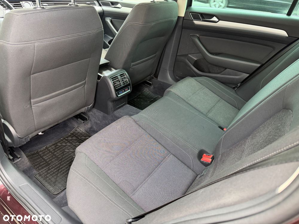 Volkswagen Passat - 12