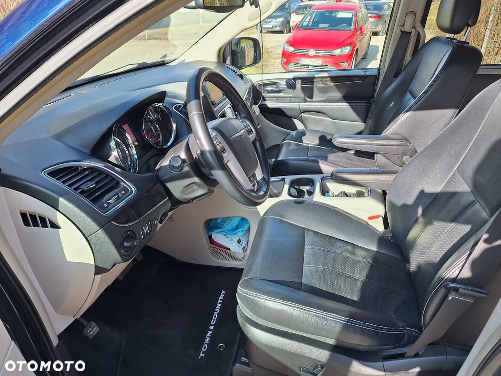 Chrysler Town & Country - 16