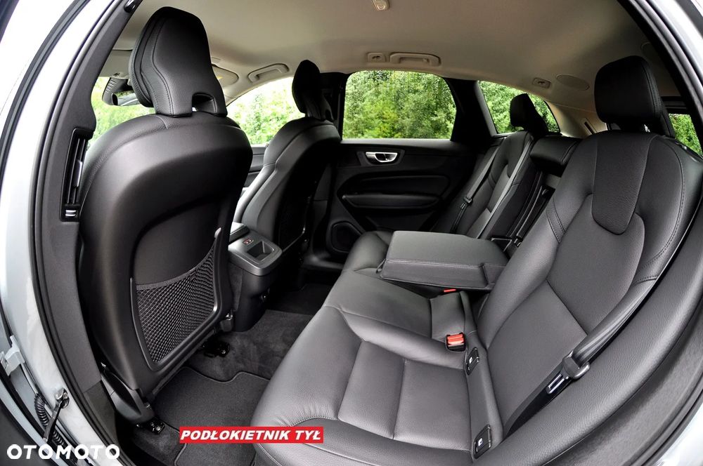 Volvo XC 60 B4 D Plus Dark - 32