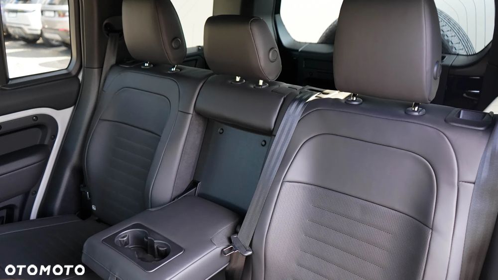 Land Rover Defender - 37