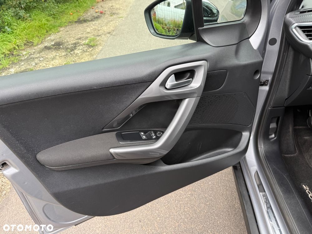 Peugeot 2008 1.2 Pure Tech GPF Allure S&S - 22