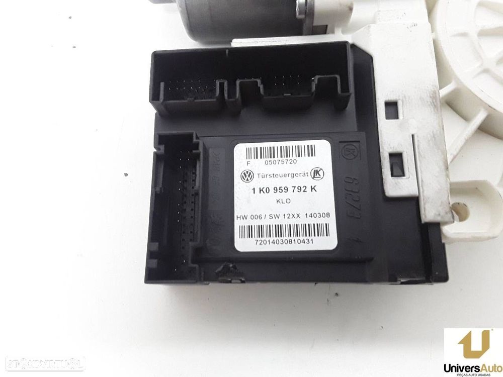 MOTOR ELEVADOR DE VIDRO FRONTAL DIREITO VOLKSWAGEN GOLF V 2007 -1K4837402T - 2
