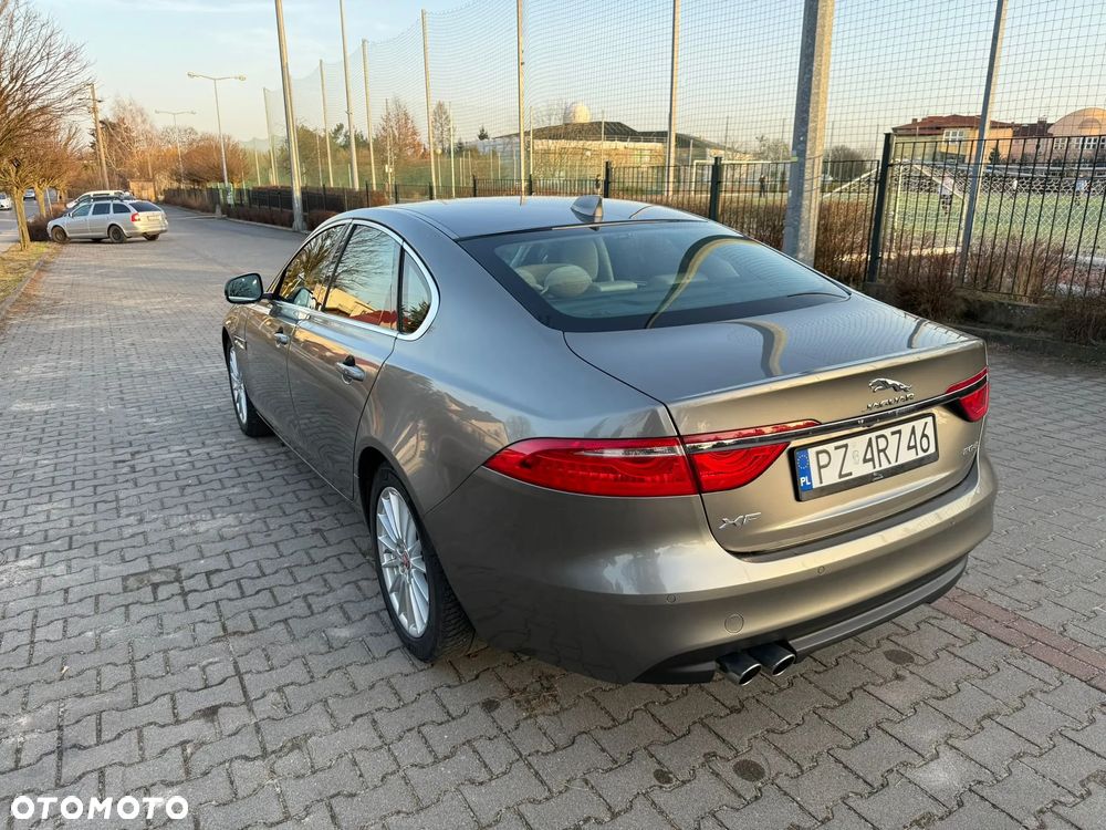 Jaguar XF 20d Portfolio - 8