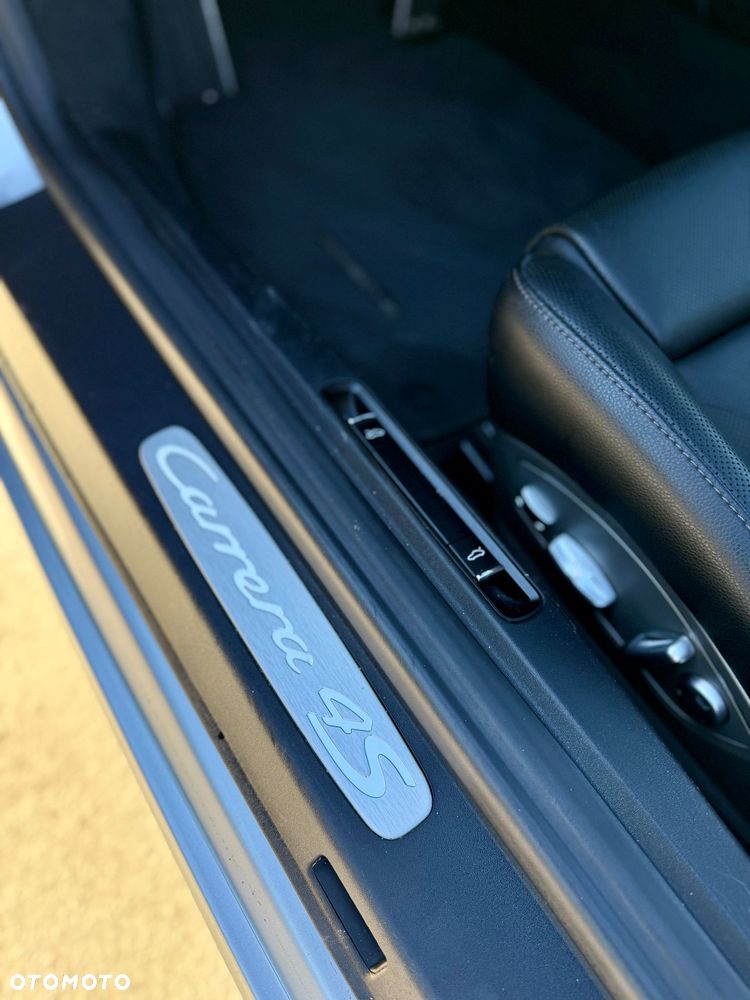 Porsche 911 Carrera 4S - 22