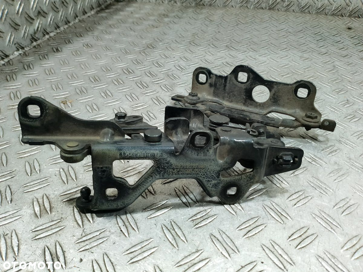 ZAWIAS MASKI PRAWY MAYBACH X222 A2228800228 - 2