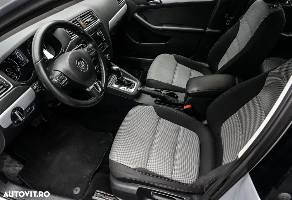 Volkswagen Jetta - 11