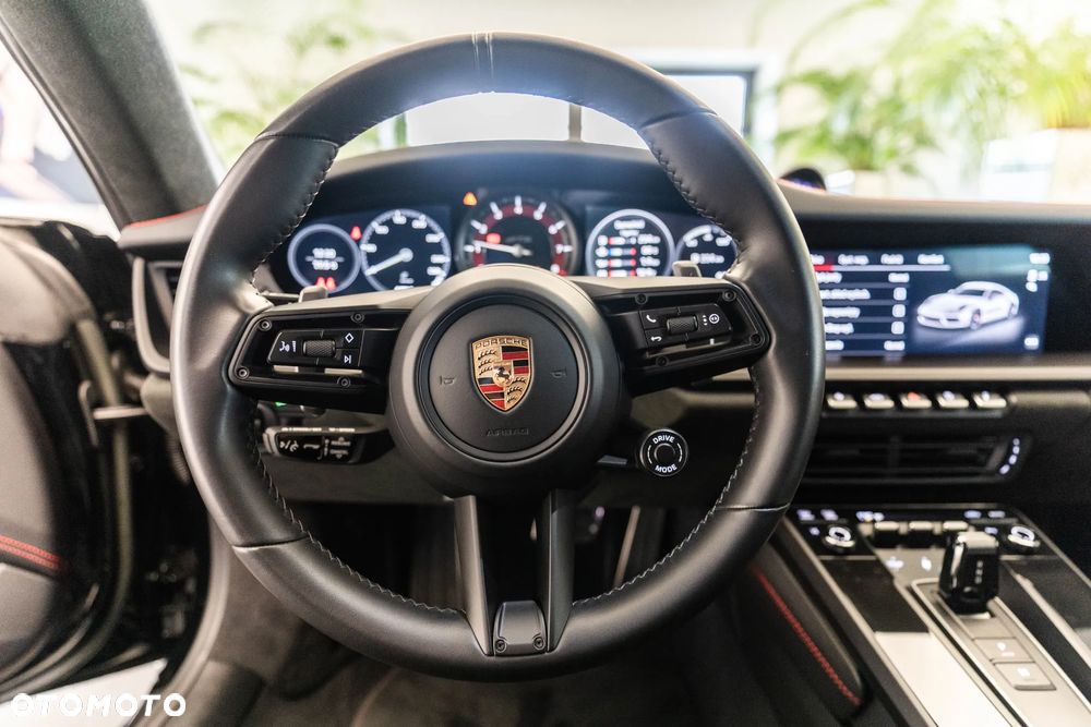 Porsche 911 Carrera 4 GTS - 19