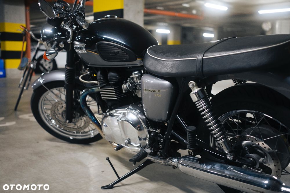 Triumph Bonneville - 4