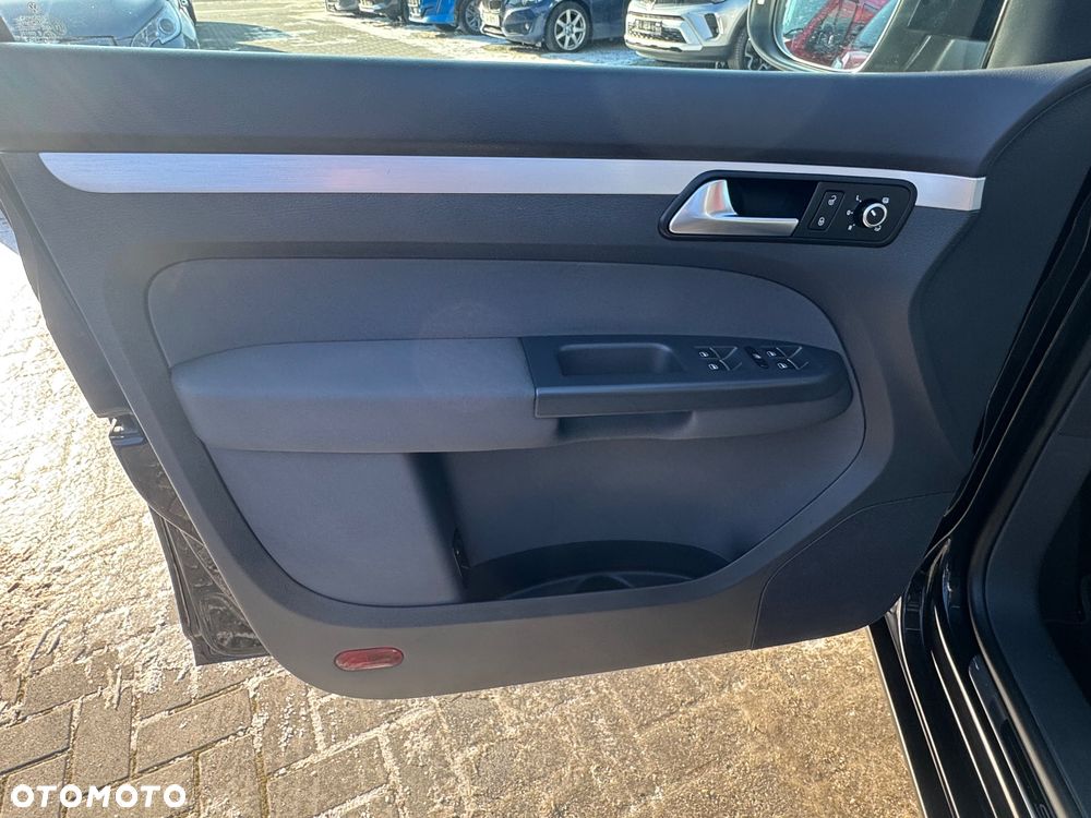 Volkswagen Touran - 11
