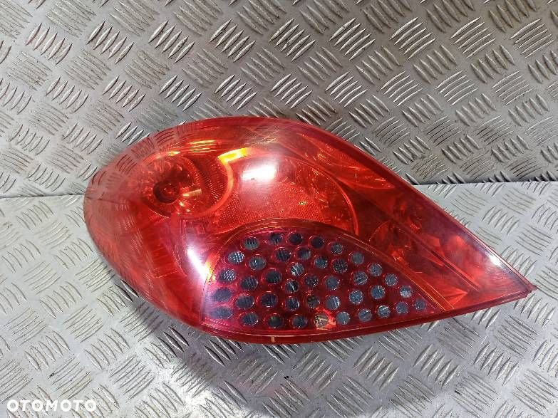 LAMPA LEWA TYLNA PEUGEOT 207 - 1