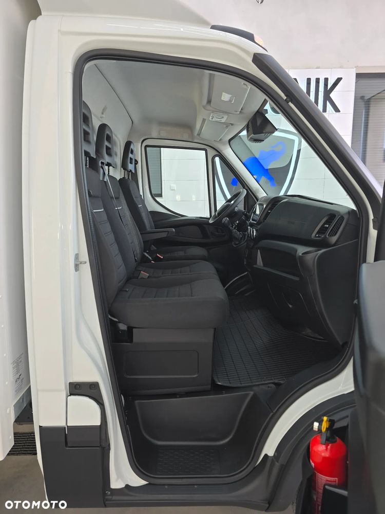 Iveco DAILY 35C16 / 50C16 KONTENER 8PALET WINDA DHOLLANDIA 750Kg 41Tyś km SERWIS ASO IVECO DO OSTATNIEGO Km STAN NOWY NOWY NOWY NA GWARANCJI BOGATA OPCJA WYPOSAŻENIA ASYSTENTY KIEROWCY TEMPOMAT KLIMA KAMERA COFANIA FOTEL KIEROWCY PNEŁMATYCZNY - 35