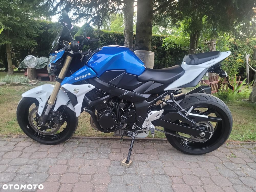 Suzuki GSR - 17