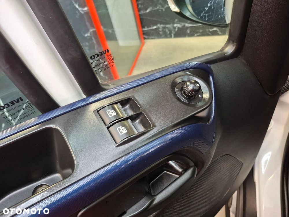 Iveco Daily 35S18 Długość Paki 410 CM Skrzynia Biegów HI-MATIC 2018 Rok Udźwig Haka 3500 Kg 3 Miejsca Silnik 3.0 Moc: 180 KM Hak - 17