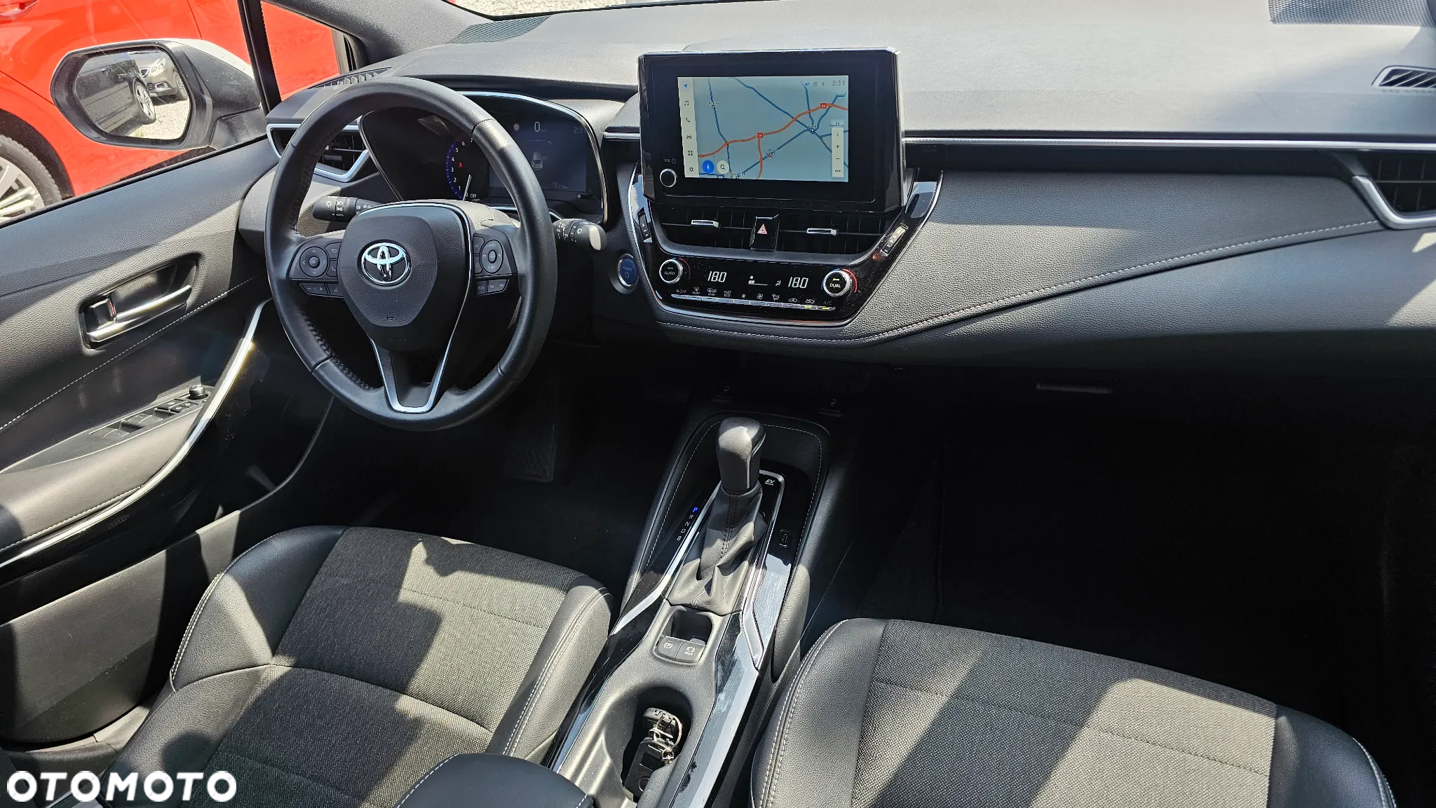Toyota Corolla 1.8 Hybrid Black&White - 11