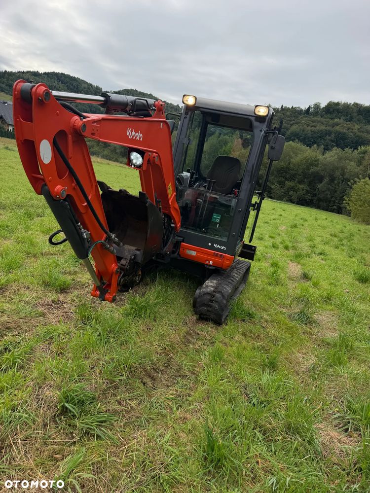 Kubota U27 Minikoparka koparka gąsienicowa 2.8 tony. jak Nówka sztuka z salonu! 2018 rok. 2000 mtg. Przywieziona z Gospodarstwa Norweskiego! Zadbana Maszyna ani deka luzów i wycieków. Aktualna Dekra dokumentacja BMWT! Szybkozłącze. Szybka wolna jazda. Zamki na tłokach. Wersja Norweska!! OKAZJA Tanio - 28