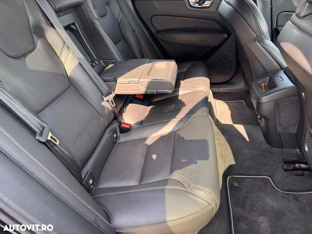 Volvo XC 60 B4 MHEV AWD R-Design - 22