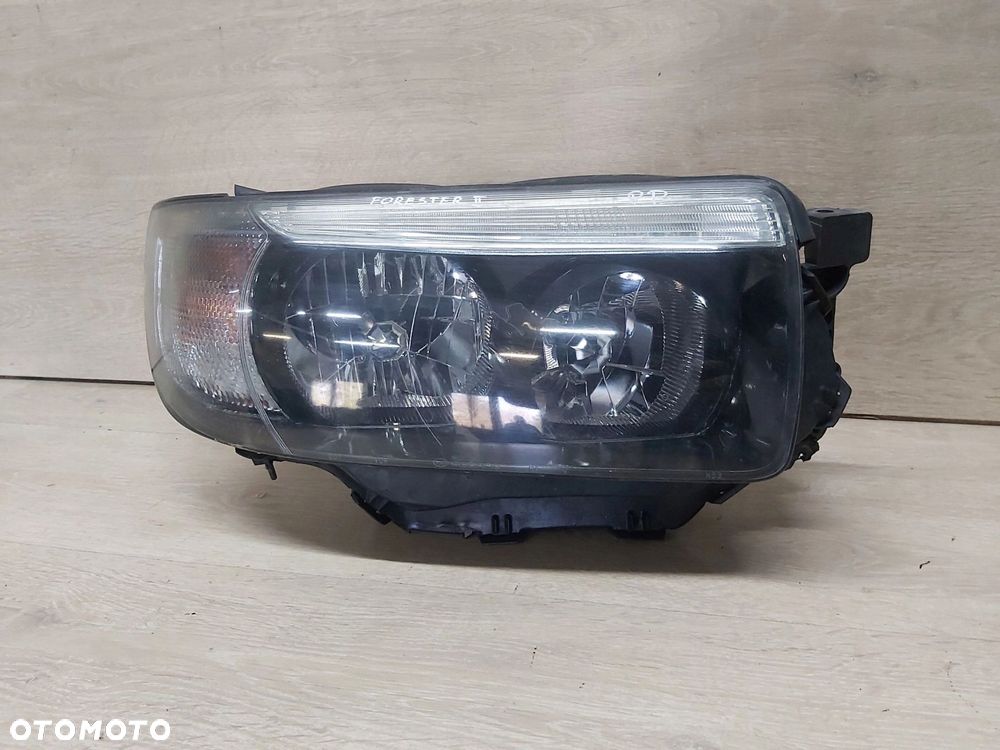 Subaru Forester II SG 2,0 lampa prawy przód - 3
