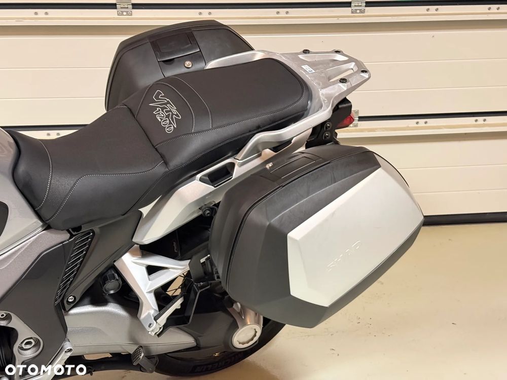 Honda VFR - 13