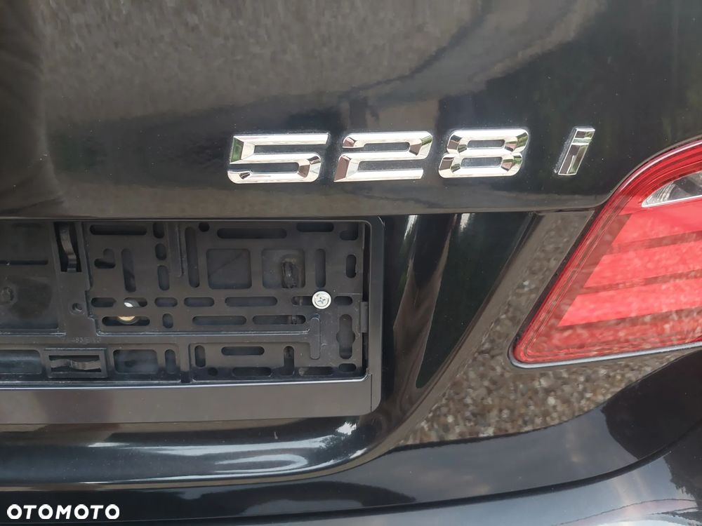 BMW Seria 5 528i - 2