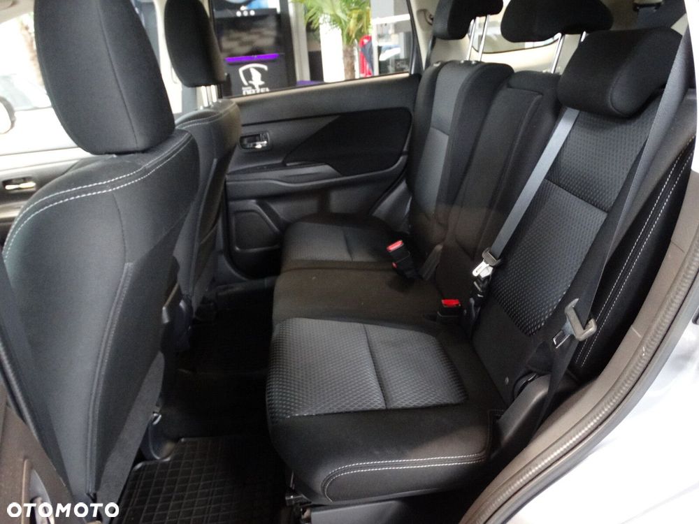 Mitsubishi Outlander - 12
