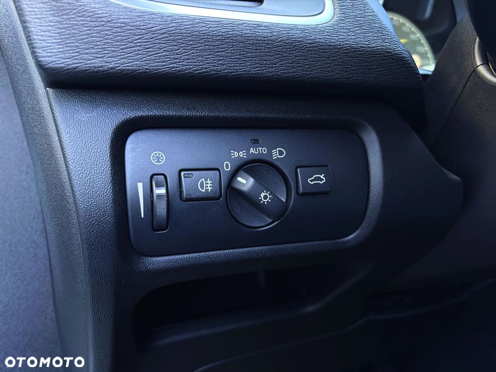 Volvo V40 D4 Geartronic Momentum - 33