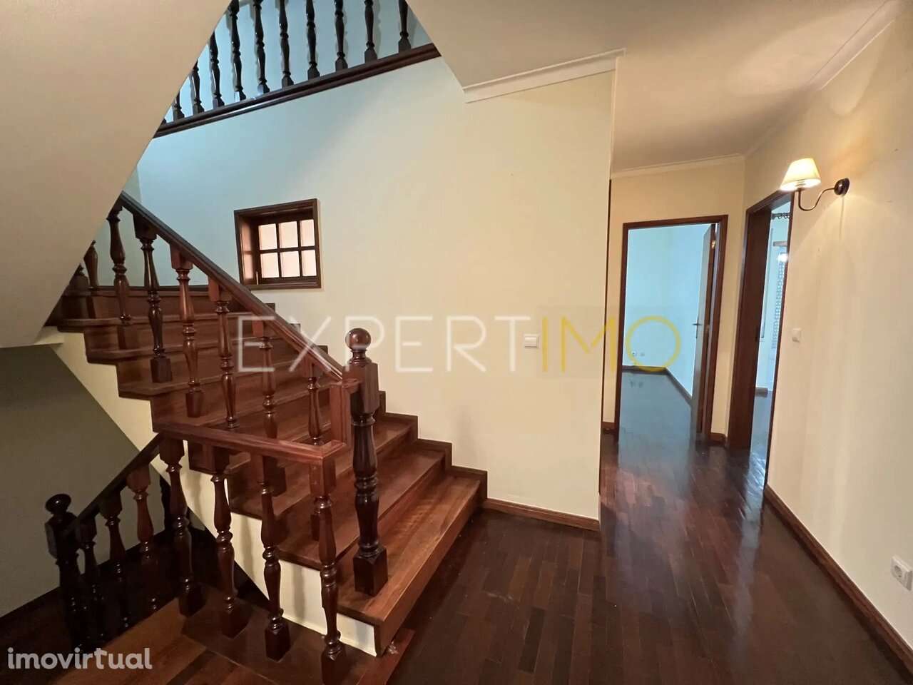 Moradia T4 com garagem, churrasqueira e sotão no centro da Mealhada - Grande imagem: 2/25