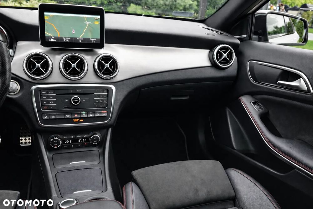 Mercedes-Benz GLA 250 4-Matic AMG Line - 17