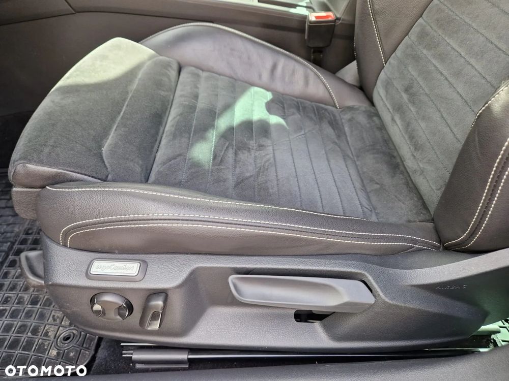 Volkswagen Passat 2.0 TDI Elegance DSG - 20