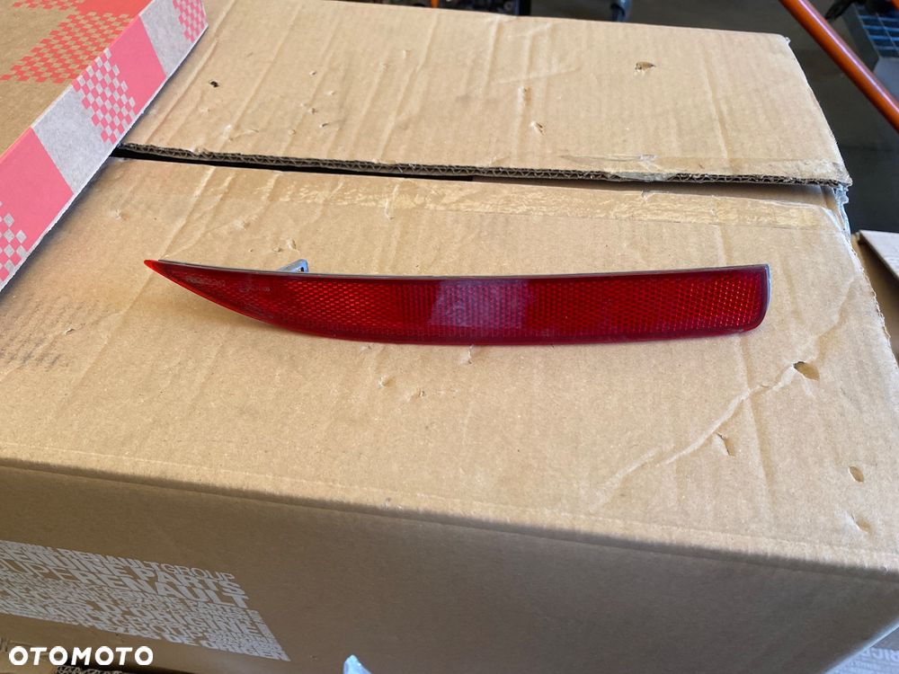 TOYOTA COROLLA E21 SEDAN VII 19- Oryginalny! PRAWY TYLNY ODBLASK LAMPKA ODBLASKOWA ZDERZAKA TYLNEGO  W ZDERZAK TYLNY TYŁ  PRAWA STRONA  E 21 E210 E 210  81910-02220  8191002220 - 2