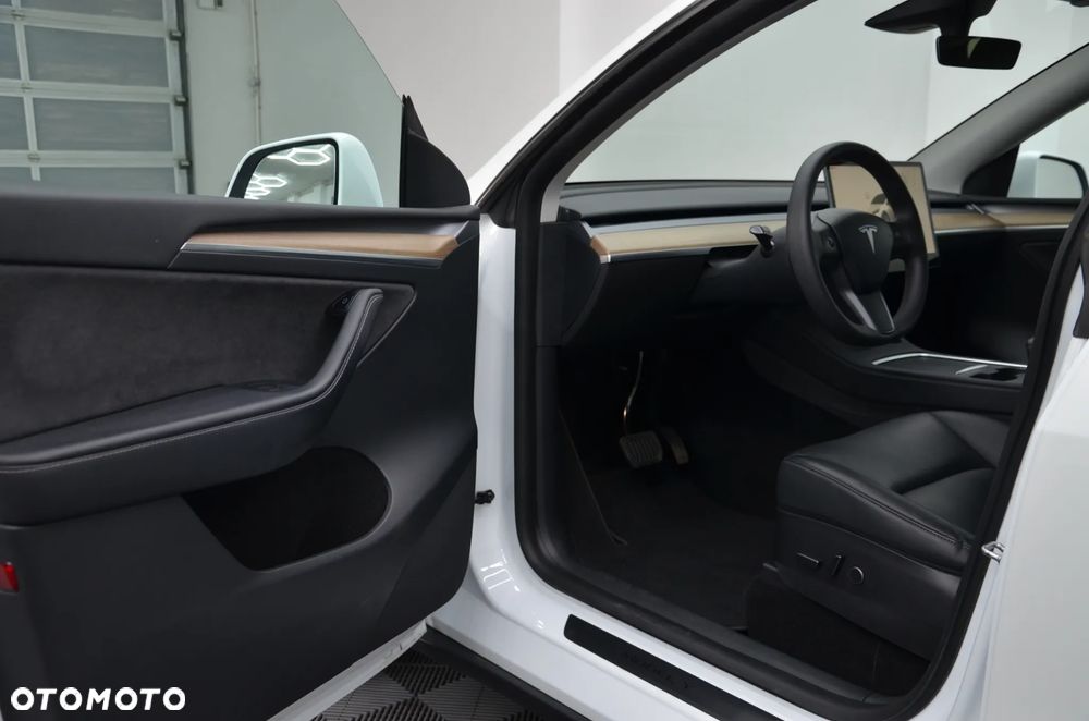Tesla Model Y Long Range AWD - 9