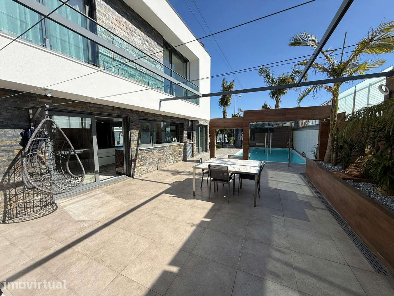 Moradia de luxo T4 com piscina e jardim na Quinta de Santa Maria - Grande imagem: 2/40