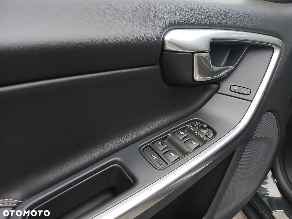 Volvo V60 D3 R-Design - 35