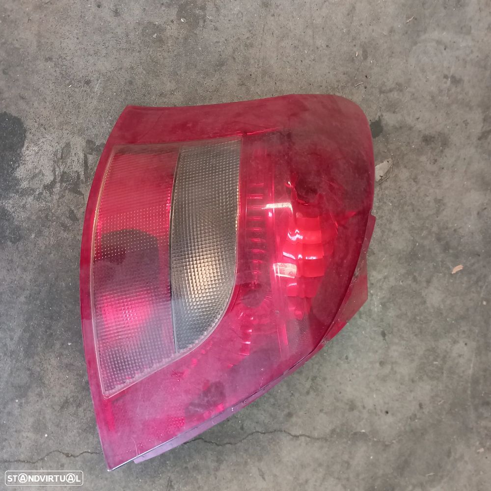 Farol trás lado condutor Toyota Yaris ano 2008 - 1