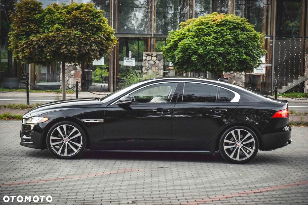 Jaguar XE 2.0 T R-Sport - 10