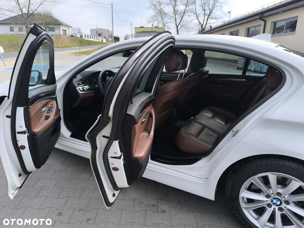 BMW Seria 5 525d xDrive - 15