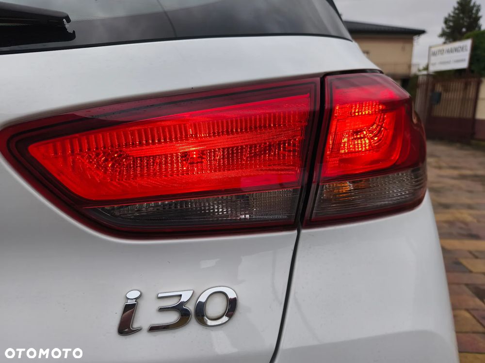 Hyundai i30 1.5 DPI Classic + - 16