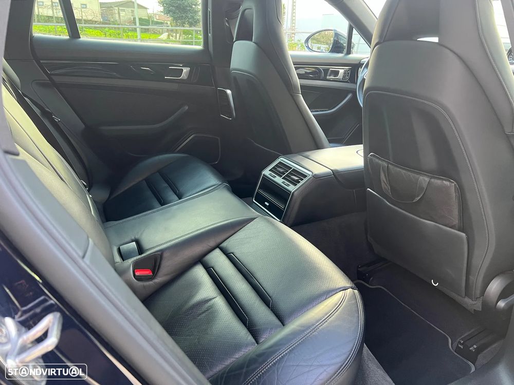 Porsche Panamera 4 E-Hybrid - 32