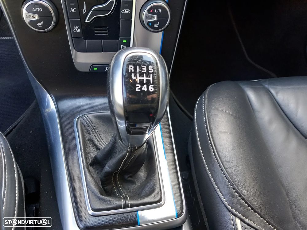Volvo V40 D2 R Design - 16