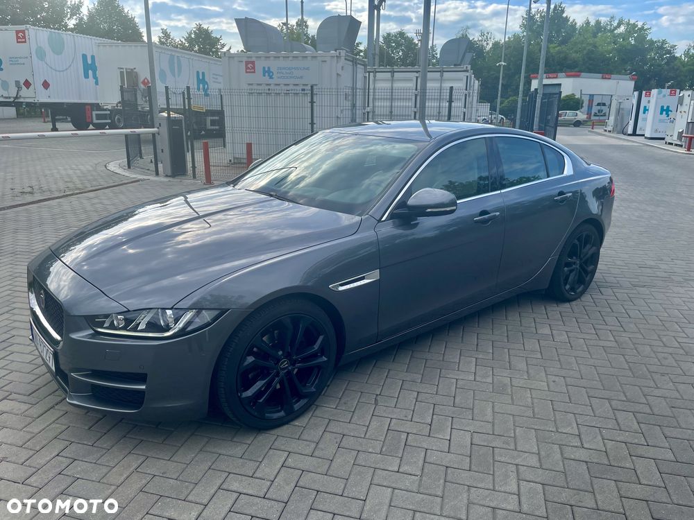 Jaguar XE 2.0 D Portfolio - 1