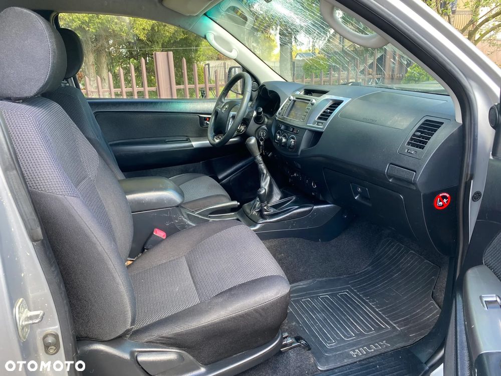 Toyota Hilux 4x4 Extra Cab - 9