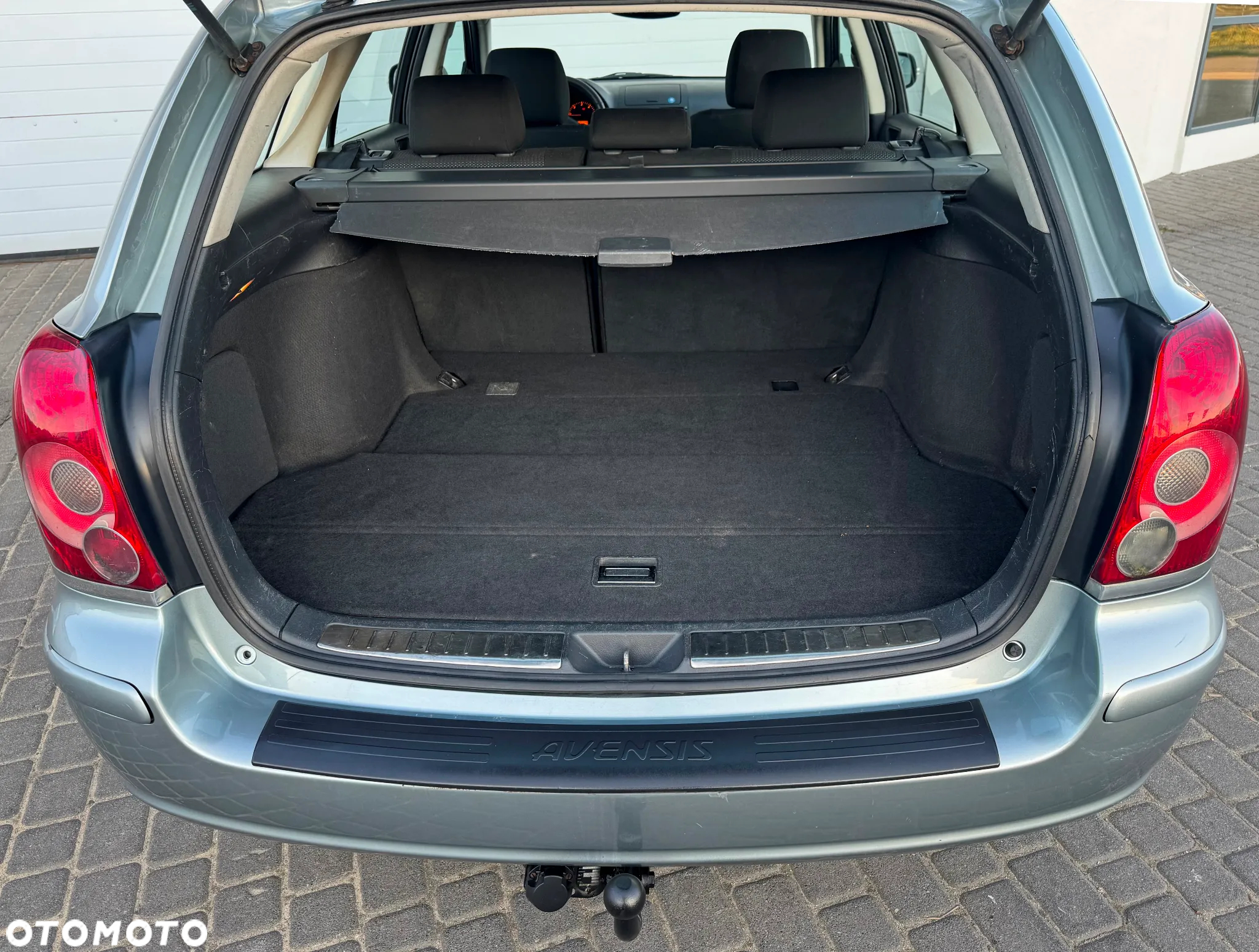 Toyota Avensis 2.2 D-4D Combi Executive - 18