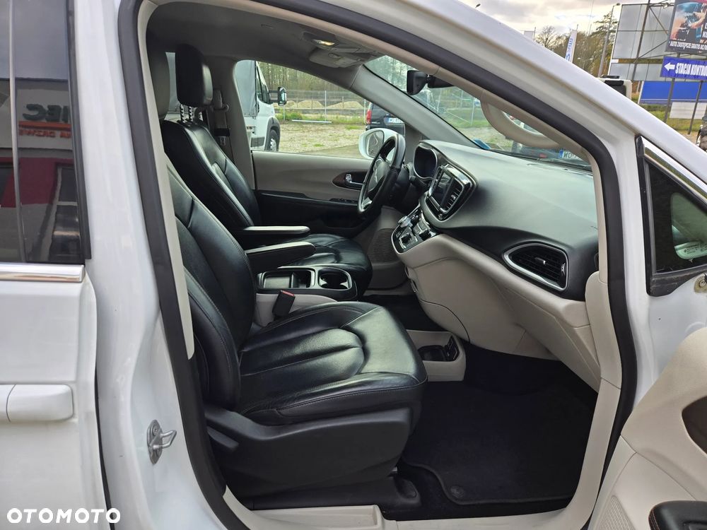 Chrysler Pacifica - 17