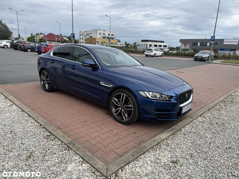 Jaguar XE 2.0 D Prestige - 3