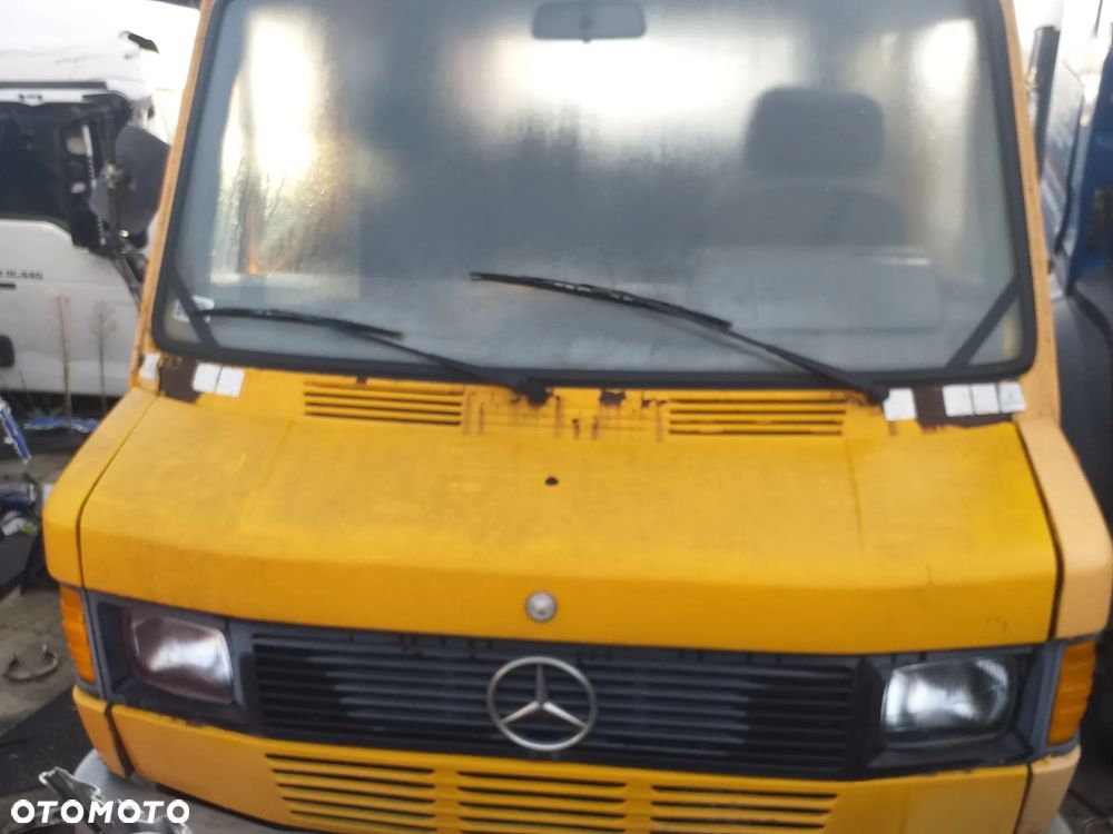 Auto na części - Mercedes 410 Silnik Skrzynia Drzwi Maska Klapa Błotnik Zderzak Lampa Szyba Klamka Lusterko Deska Kokpit
