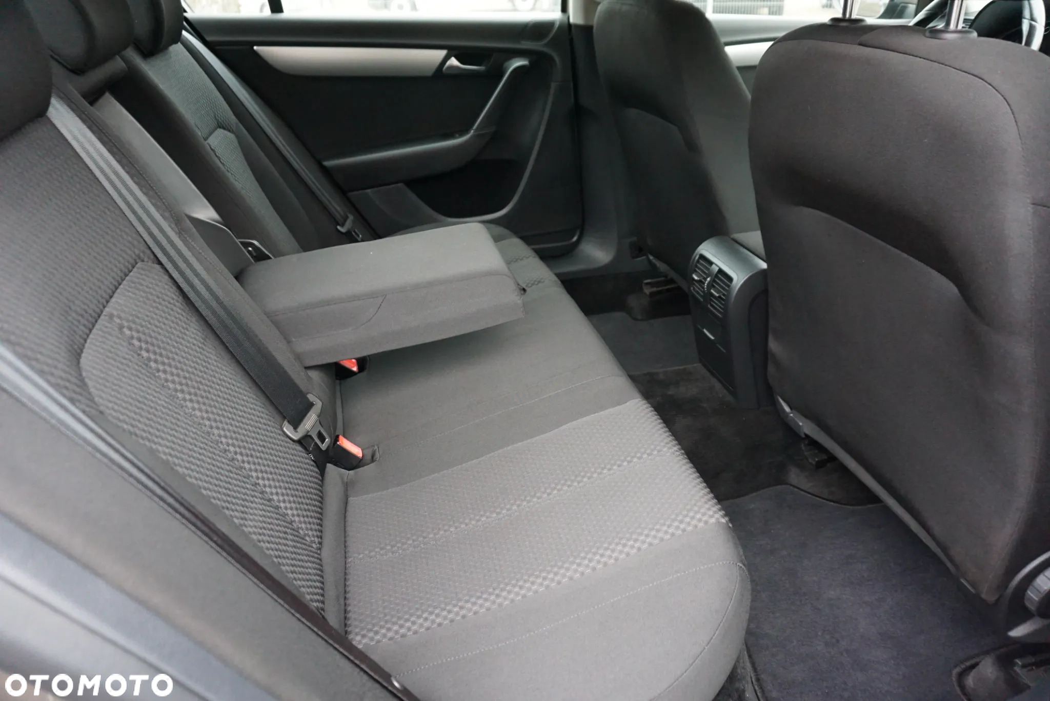 Volkswagen Passat 1.6 TDI DPF BlueMotion - 14