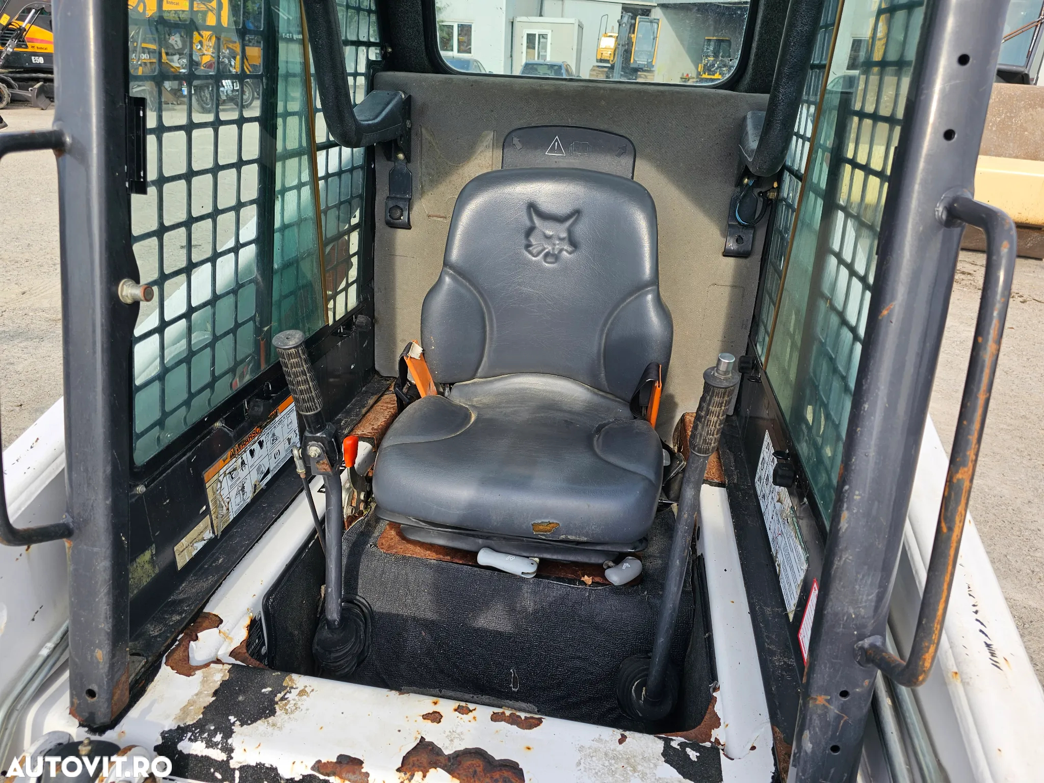 Bobcat T110 miniincarcator pe senile cu brat excavator bobcat miniexcavator  incarcator frontal - 6