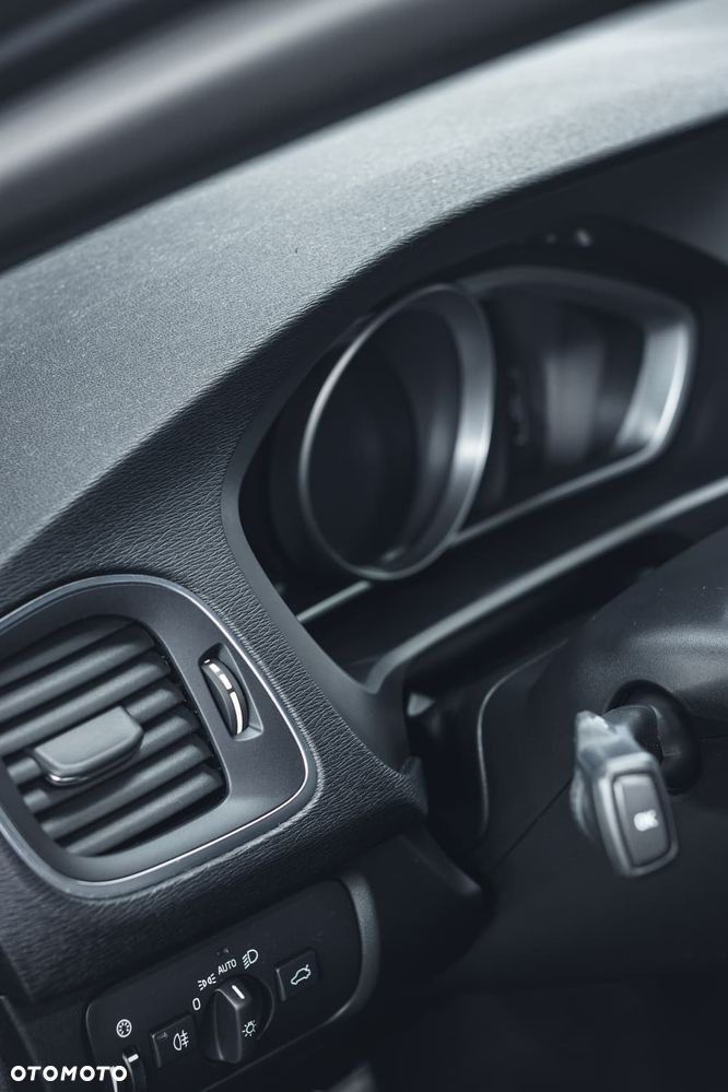 Volvo V40 T3 Drive-E R-Design Momentum - 11